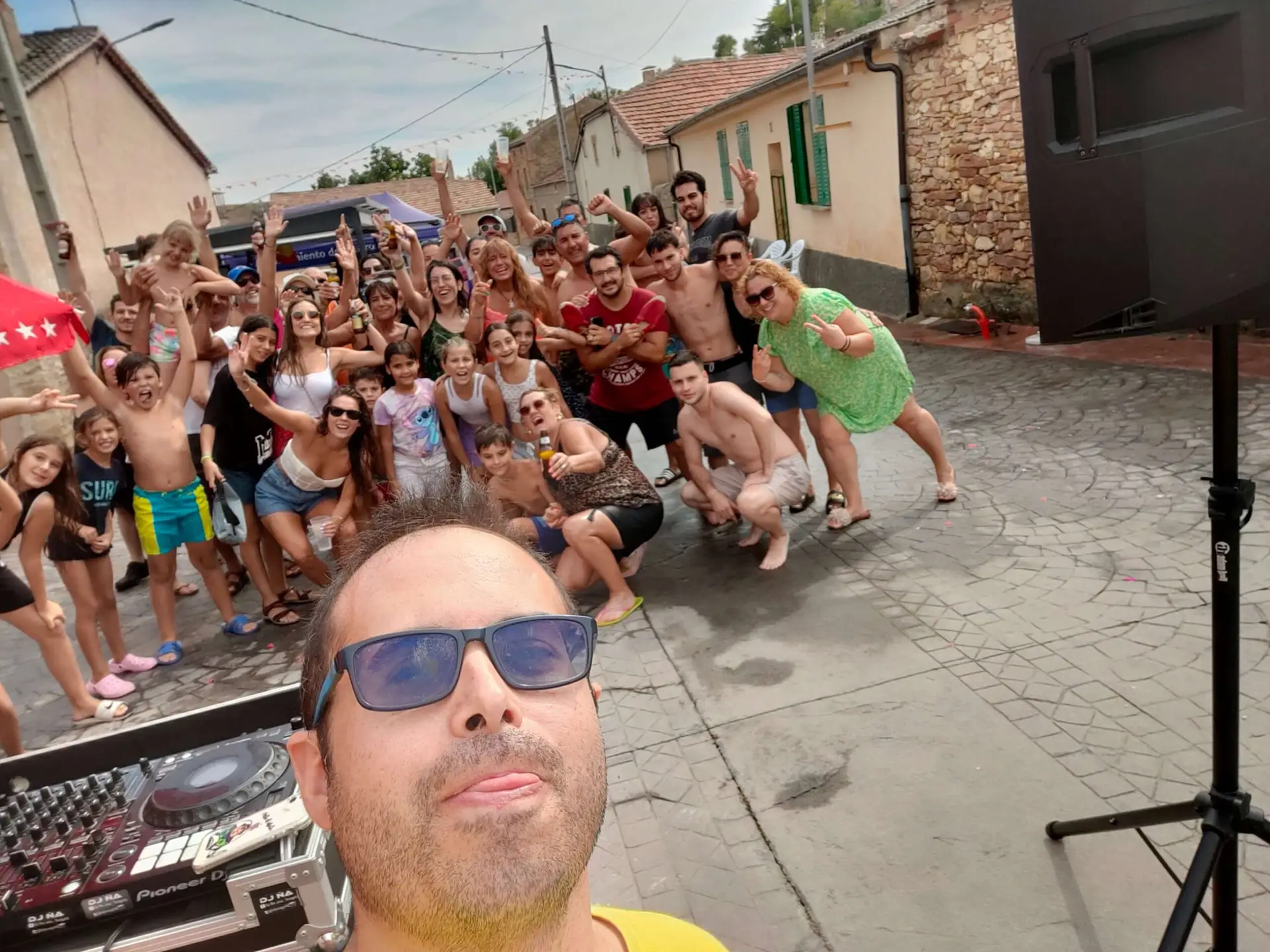Imagen selfie de dj ña con gente al fondo