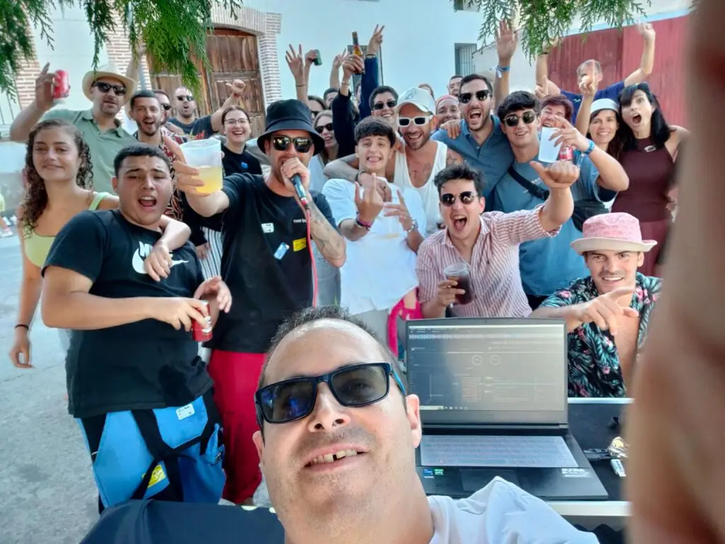 Imagen selfie de dj ña con gente de fondo